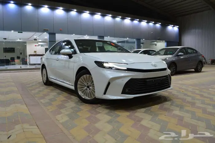 تويوتا كامرى ال اى بنزين اقل سعر للكاش ابيض وتيتانيوم 2