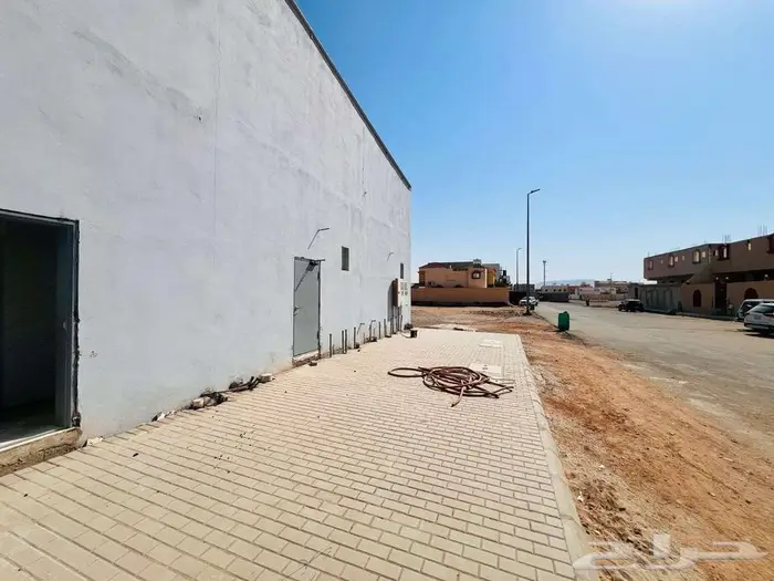 معارض للايجار على شارع الامام الترمذي بالعزيزية 9