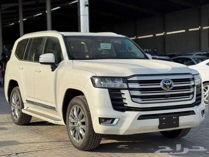تويوتا لاندكروزر GXR3 بنزين 2025 1
