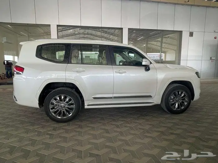 لاندكروزر GXR L4 بنزين سعودي 2025 6