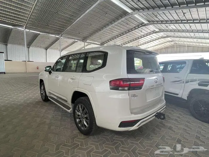 لاندكروزر GXR L4 بنزين سعودي 2025 7