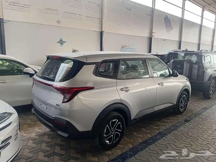 كيا كارينز GL شاشه وكاميرا بسعر مميز 5