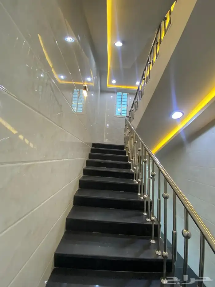 للبيع روف علوي مع ملحق تشطيبات فاخره الموقع خلف مطار ابها 2