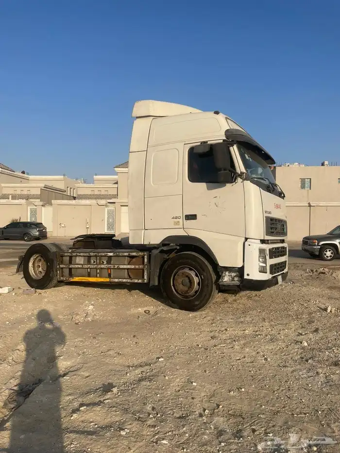 للبيع تريلة فولفو نظيفة جدا موديل 2005 مفحوصة مجددة قير وم 1