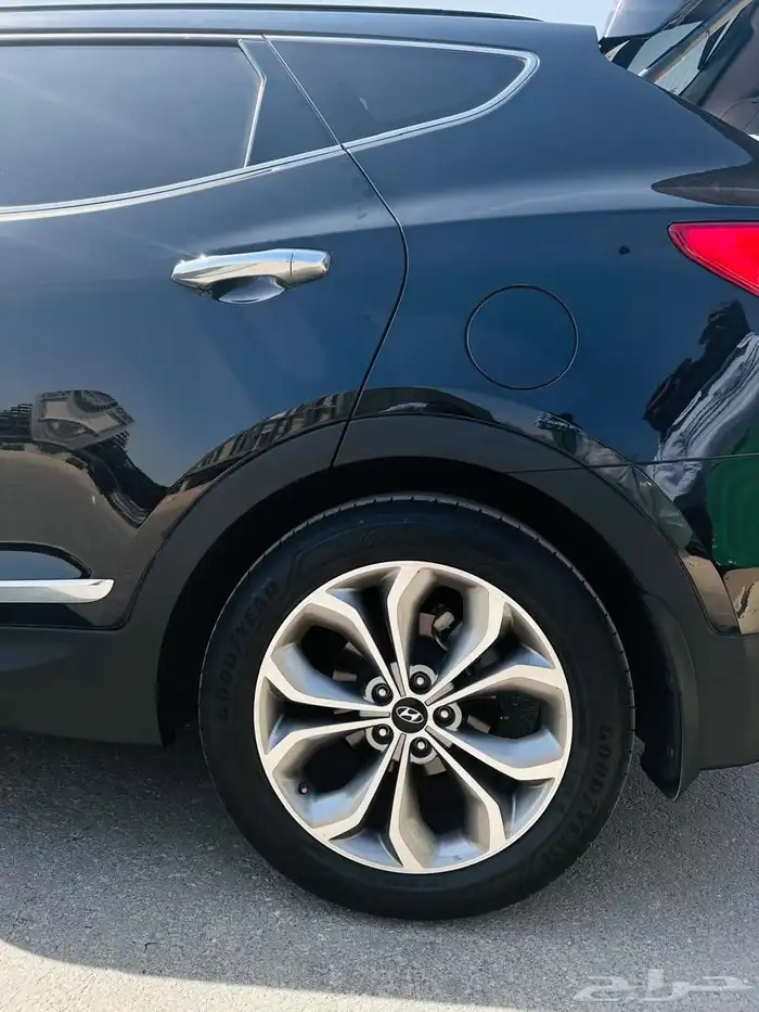 Hyundai Santa Fe 2015 AWD full options. 5