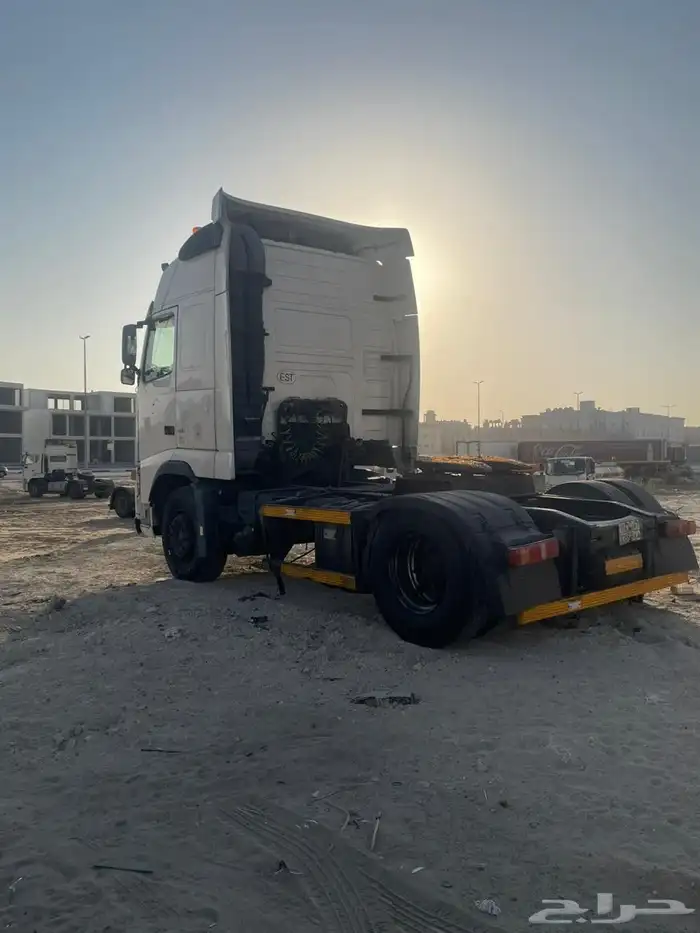 للبيع تريلة فولفو نظيفة جدا موديل 2005 مفحوصة مجددة قير وم 2