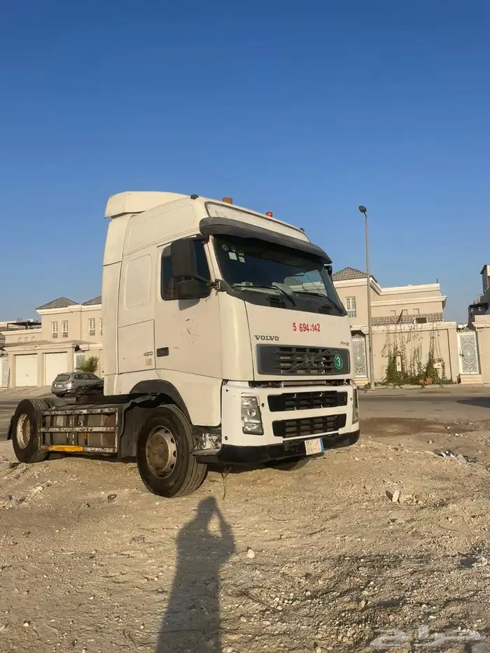 للبيع تريلة فولفو نظيفة جدا موديل 2005 مفحوصة مجددة قير وم 4