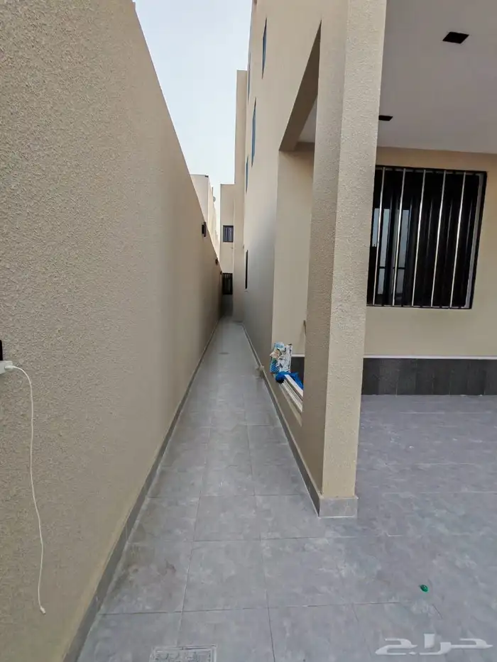 للبيع شقق ارضي و ارواف علوي مع ملحق على طريق ابها الخميس 4