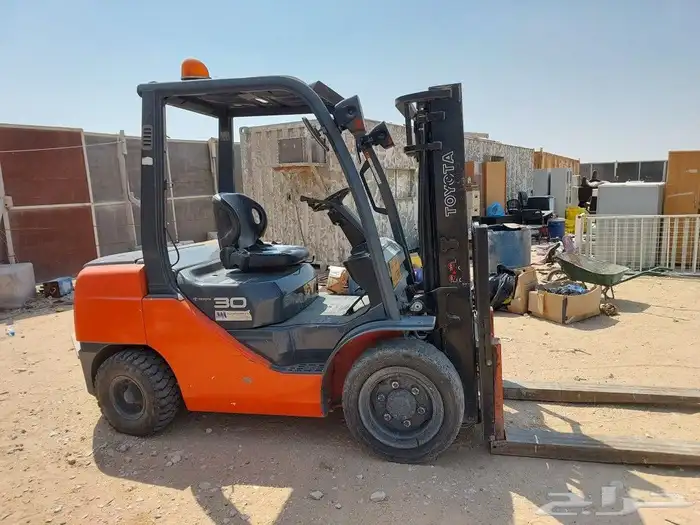 رافعات شوكية بجميع انواعها واحجامها  رافعه شوكيه 3طن للإيج 6