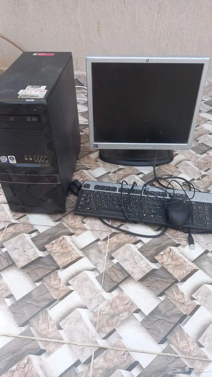 2جهاز كمبيوتر مع 4شاشة شغال تمام وعدد3 جهاز سوني 234 شغلين 6