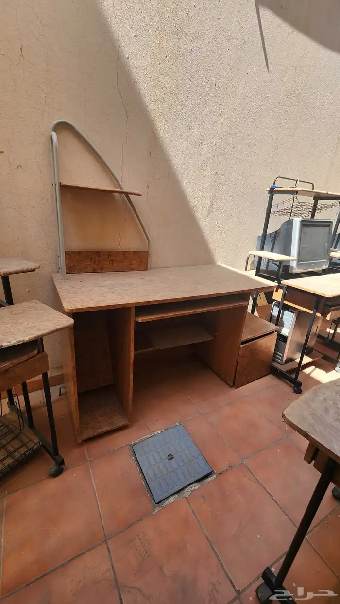 طاولات كمبيوتر و مكاتب و كراسي 1