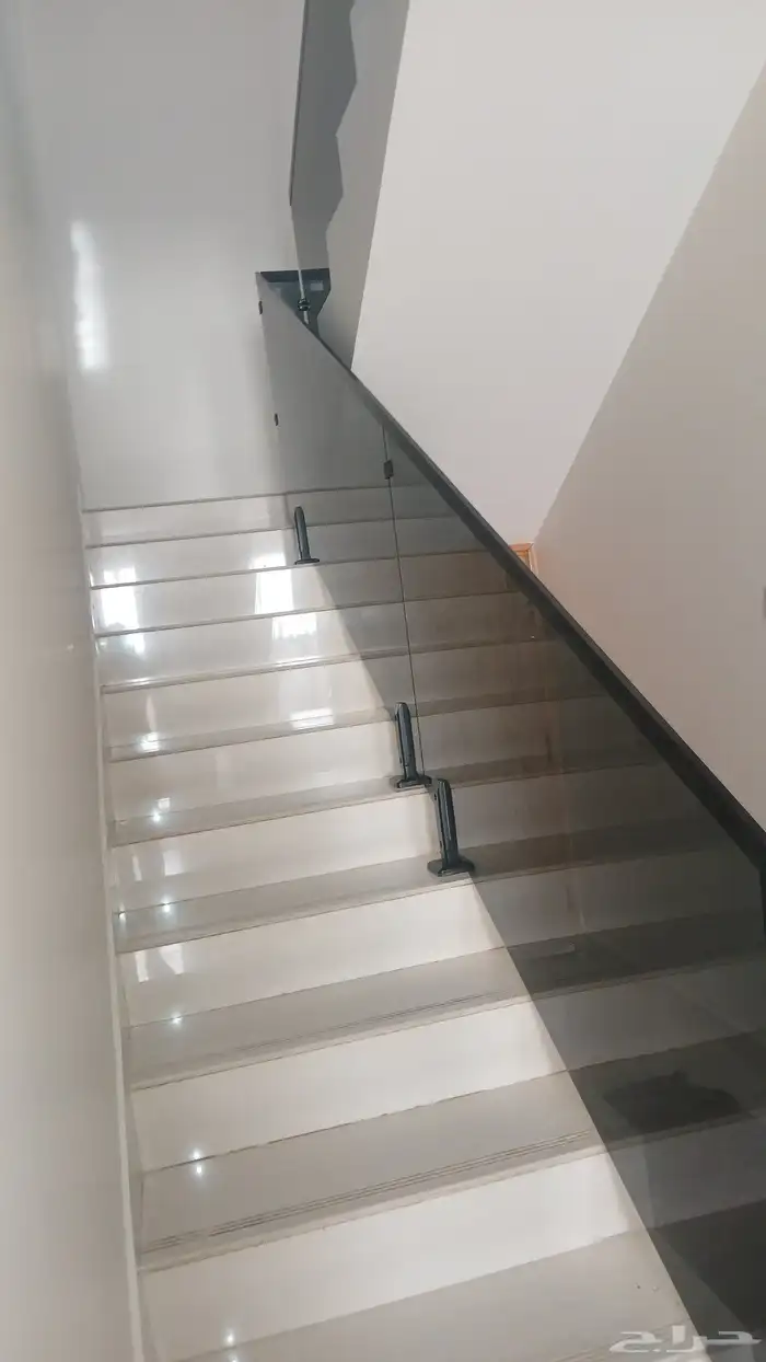 نعمل هنا في مجال الحديد والصلب والزجاج. العنوان  الصناعية ال 3