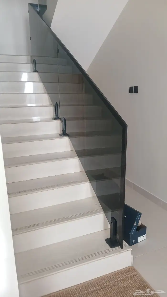 نعمل هنا في مجال الحديد والصلب والزجاج. العنوان  الصناعية ال 5