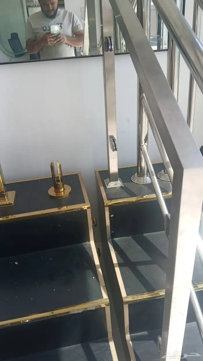 نعمل هنا في مجال الحديد والصلب والزجاج. العنوان  الصناعية ال 6