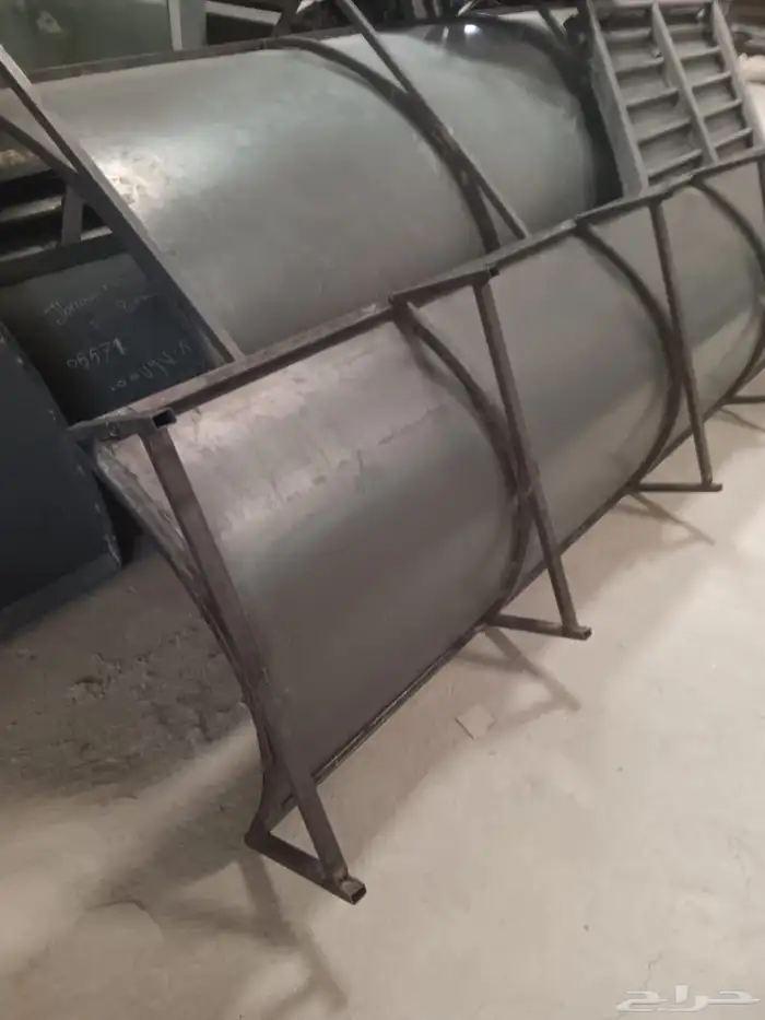 نعمل هنا في مجال الحديد والصلب والزجاج. العنوان  الصناعية ال 1