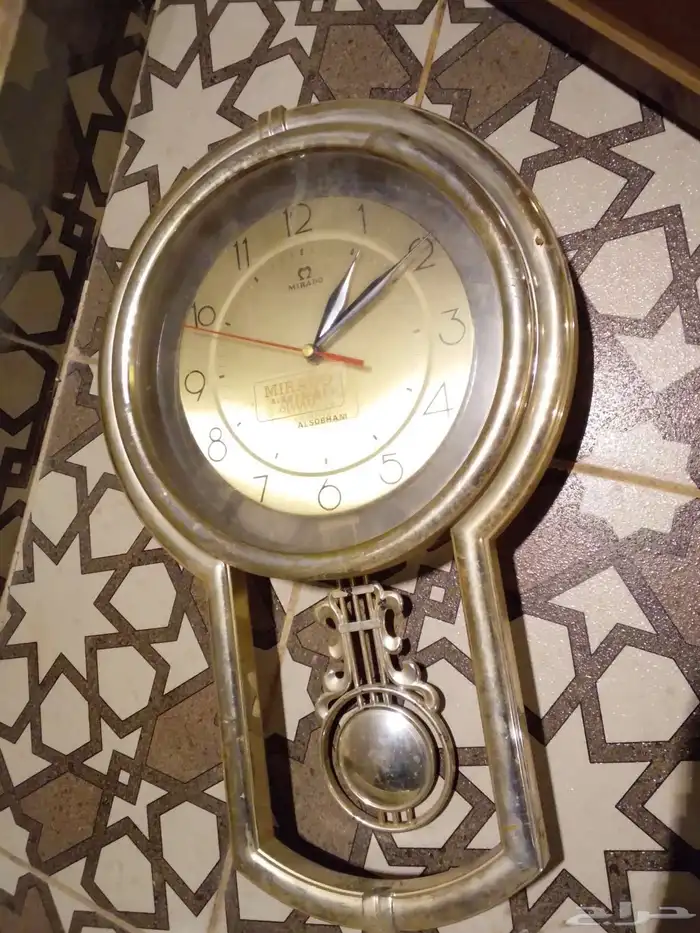 قاعدة ركن تراثية قديمة وساعة بندول كلاسيكيه 0