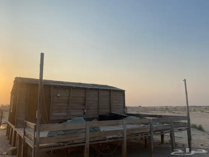 غرفة مع دكة 0