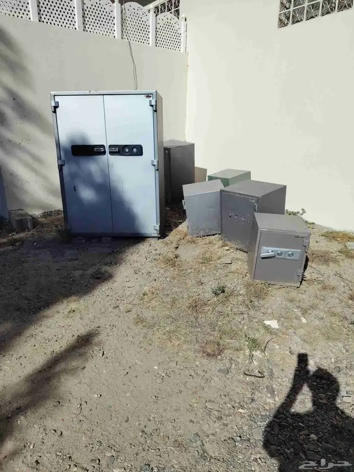 اثاث مكتبي خزنات حديد مستعمله عدد 6 سكراب 0