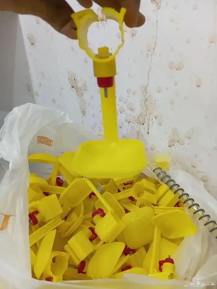 مساقي مياه للدواجن 105 قطعة مع2 منظم 3