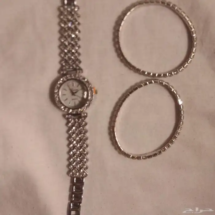 ساعة نسائية مع اسوارتين 0