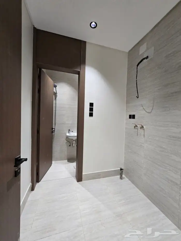 للبيع شقق علويه وارضيه 6غرف من 520 ألف أبها حي العروبه 13