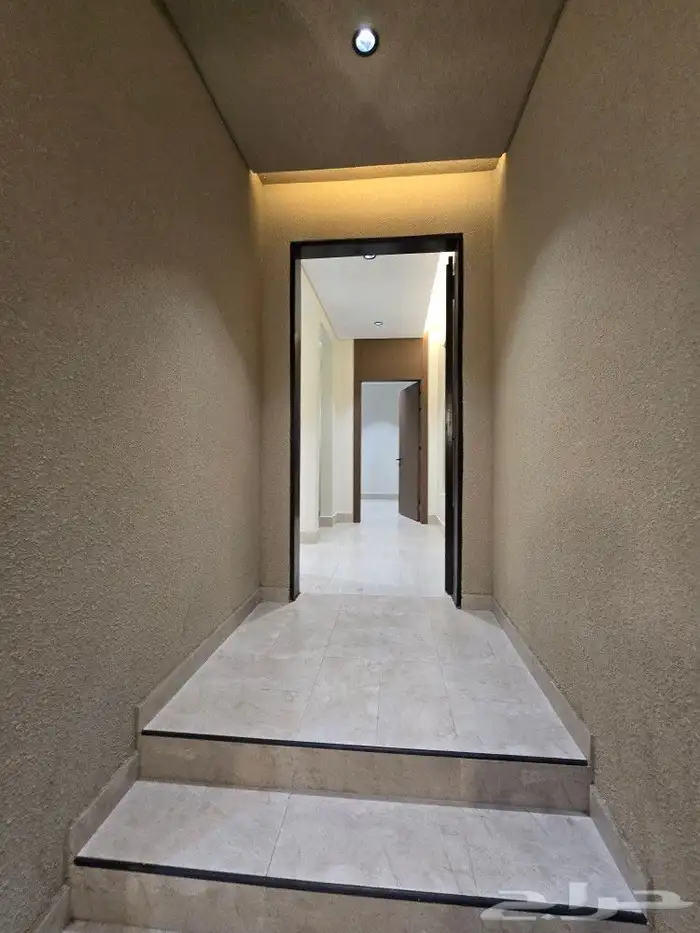 للبيع شقق علويه وارضيه 6غرف من 520 ألف أبها حي العروبه 5