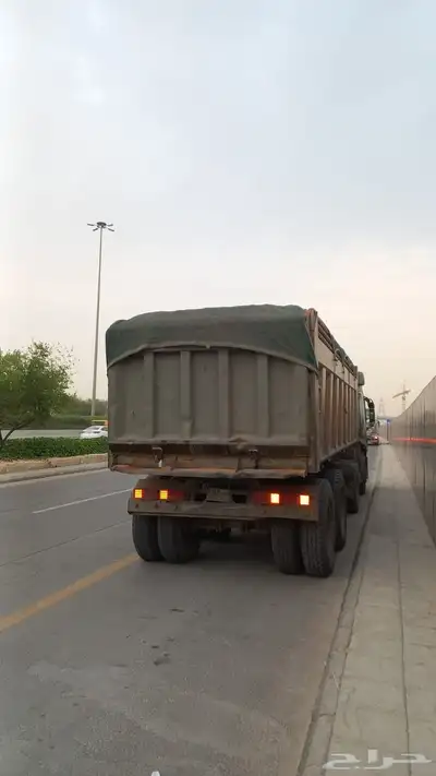 يوجد لدينا توريد رمل احمر صناديق كبيره للتواصل 0