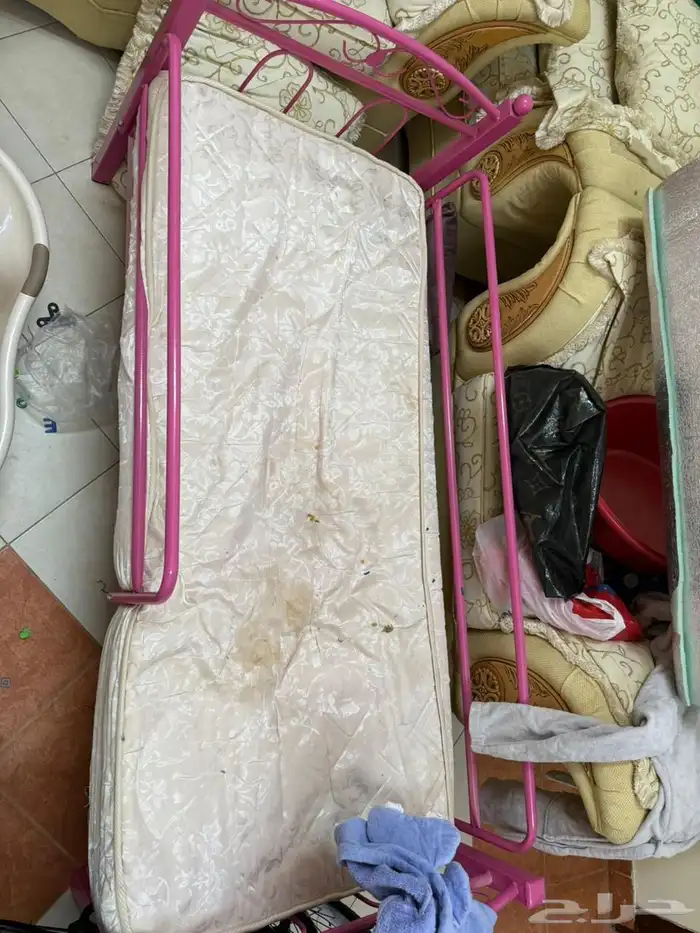 ثلاجه وسرير للبيع 2