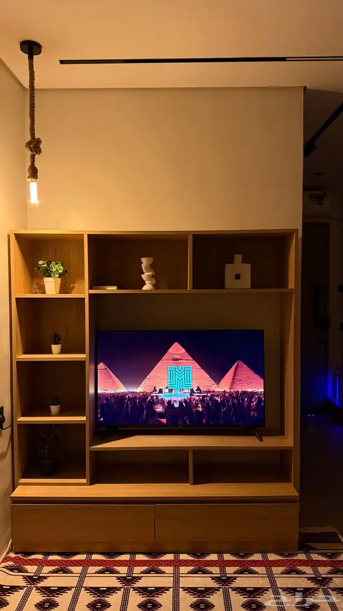 طاولة تلفزيون وتلفزيون 0