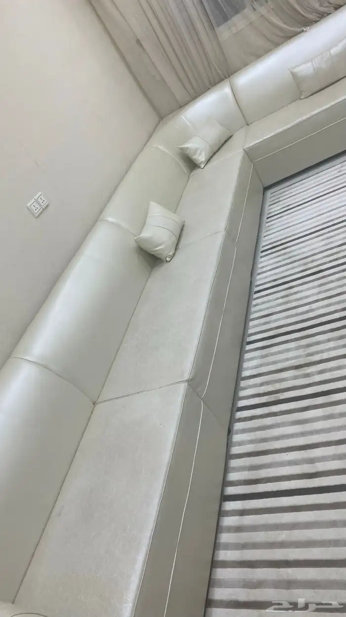 كنب ابيض نظيف وخشب قوي 4