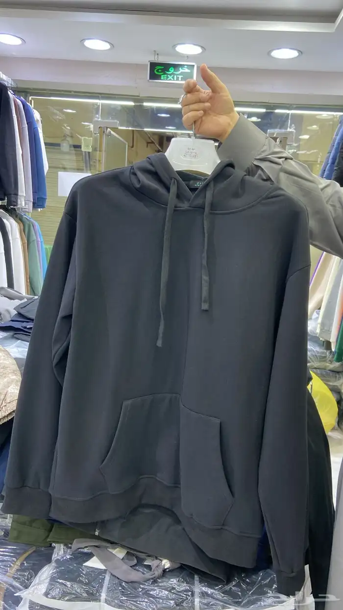 بلوفرات بمختلف الالوان والمقاسات  . 0