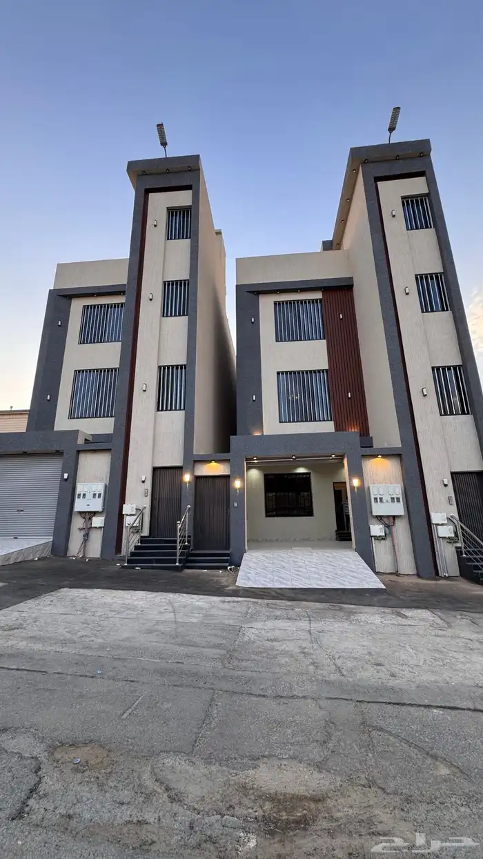 للبيع شقه 6 غرف vip مع سطح من 500 الف حى دره الموسى 0