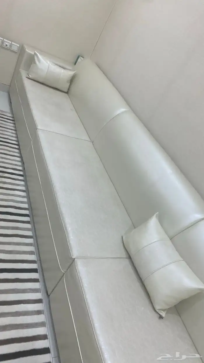 كنب ابيض نظيف وخشب قوي 3