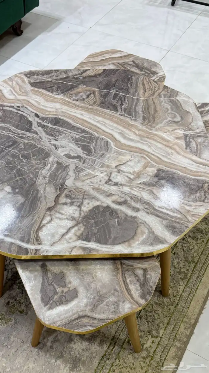 طاولة مع اربع خدمه مافيها عيوب 0