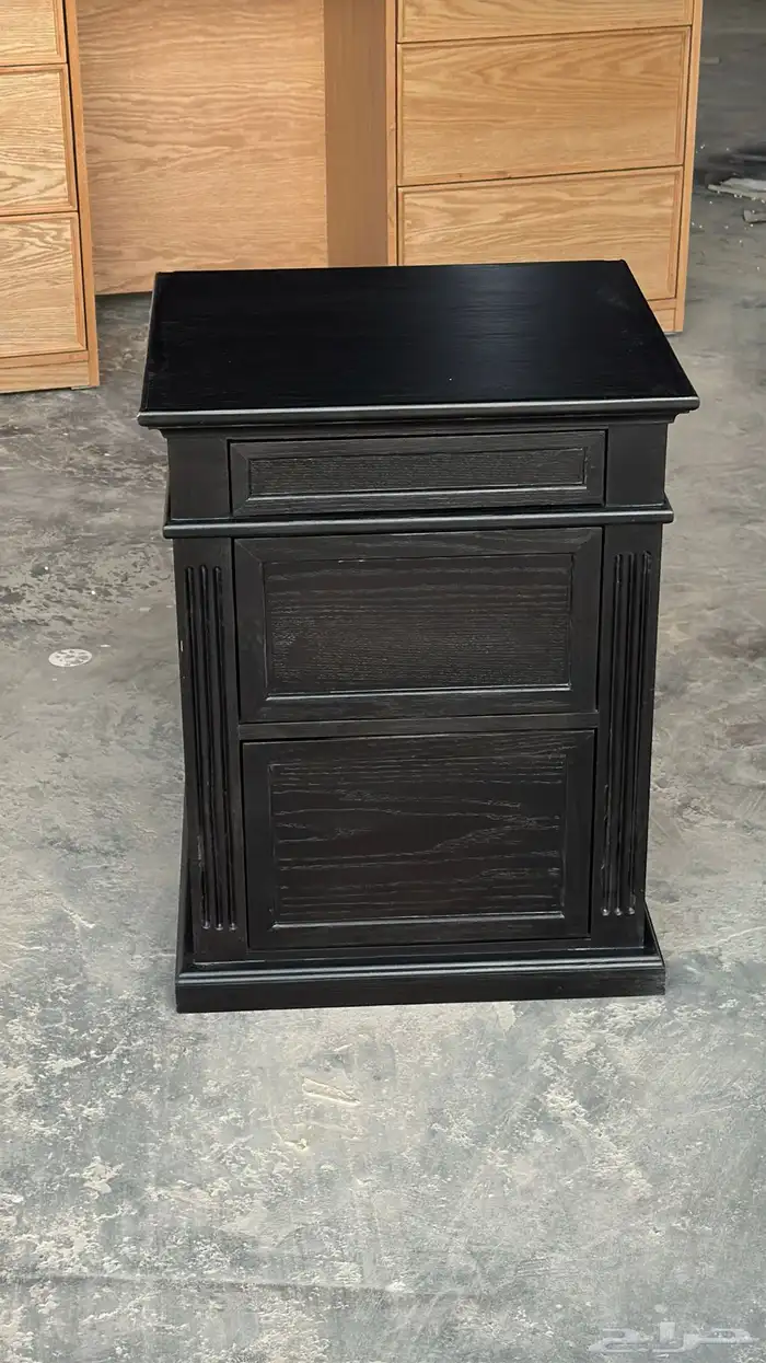 كومدينه خشب اسود 1