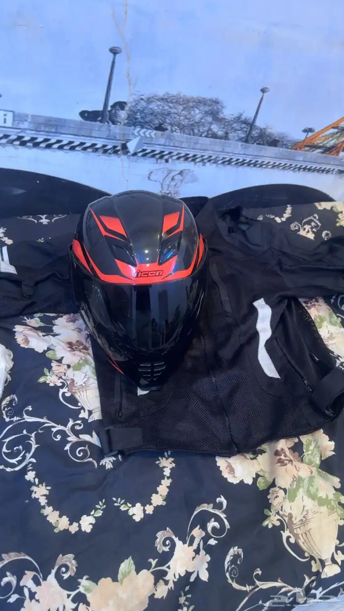 خوذه ايكون مقاس L جديده مركب له سماعات ) فيه بخش بسيط موضح 0