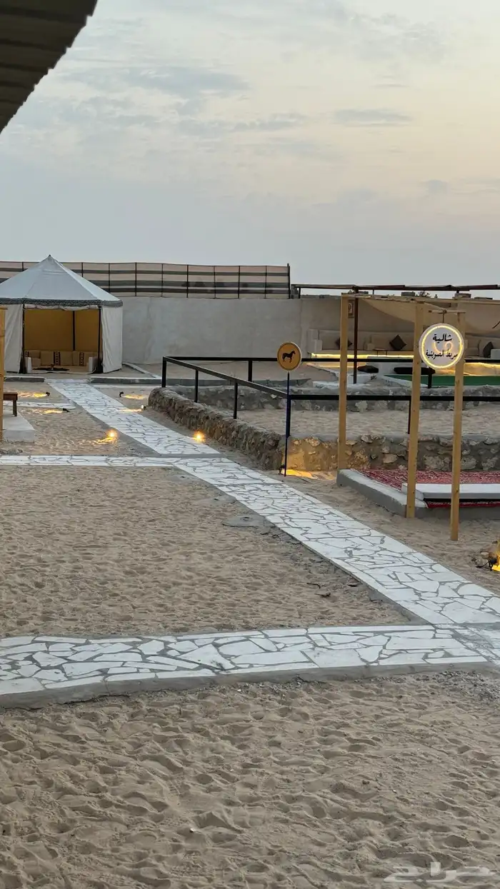 مخيم متكامل بداخل اسطبل خيل 16