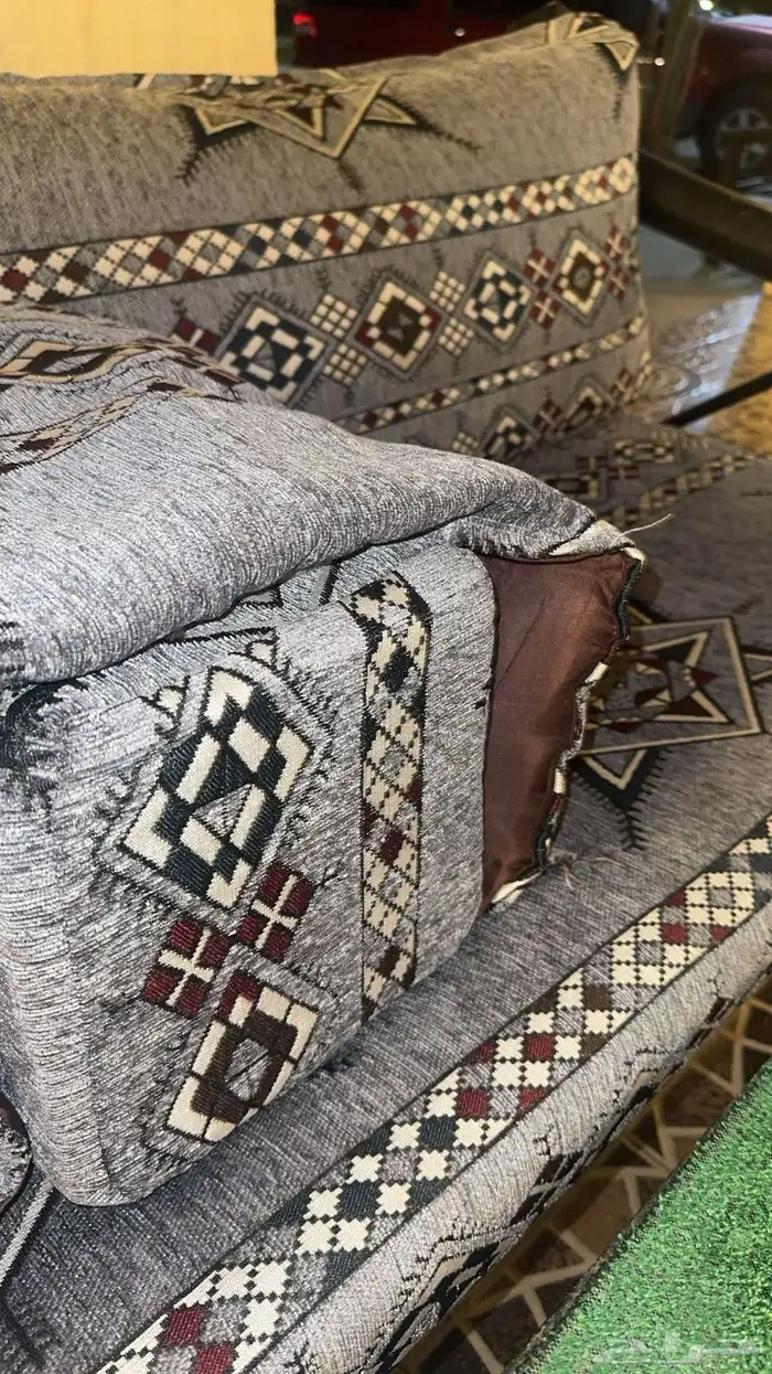 كراسي جلسات خارجية العدد خمس شبه جديده نوع حديد 1