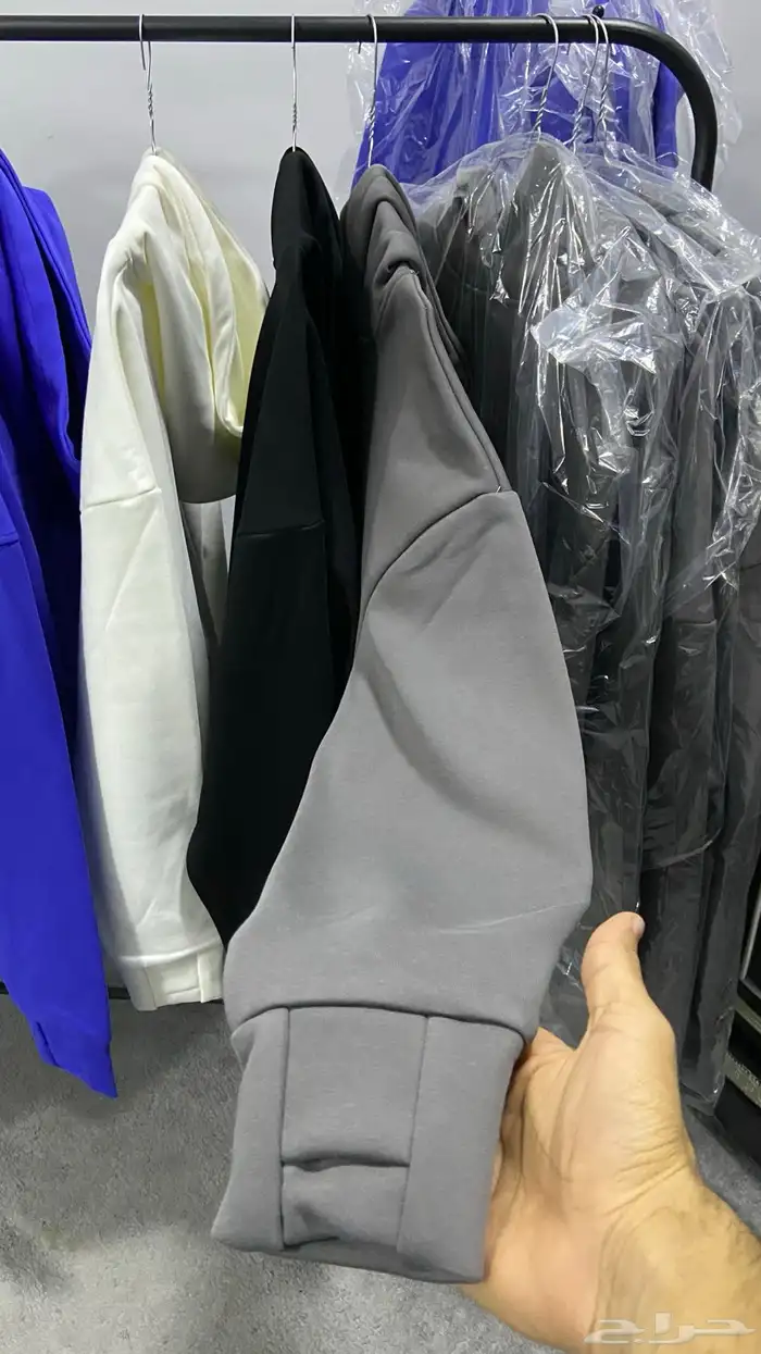 بلوفرات بمختلف الالوان والمقاسات  . 10