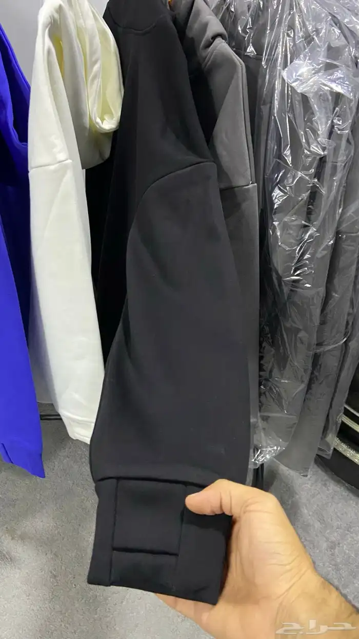 بلوفرات بمختلف الالوان والمقاسات  . 11