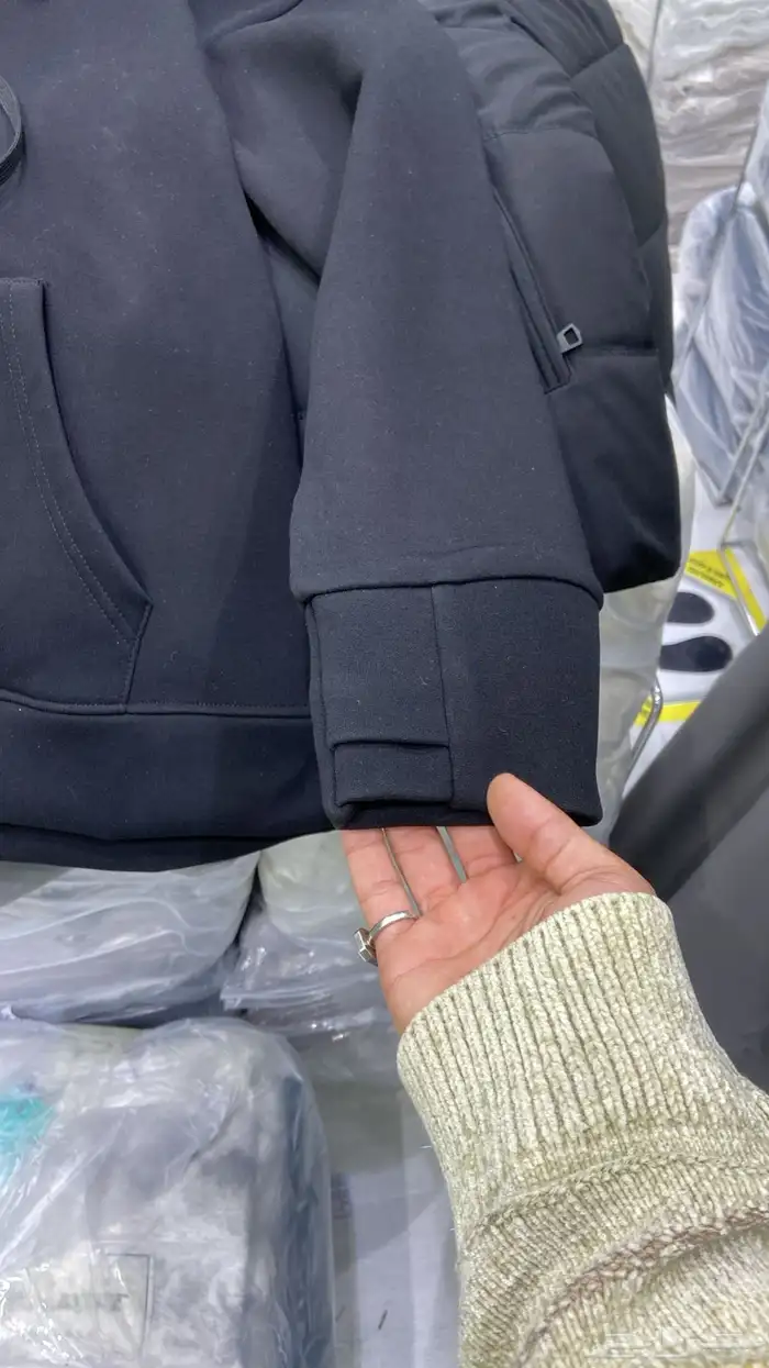 بلوفرات بمختلف الالوان والمقاسات  . 1