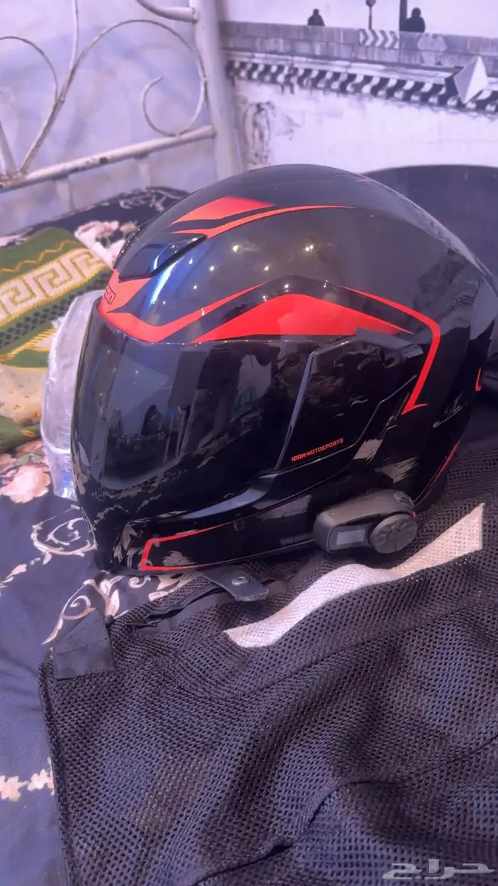 خوذه ايكون مقاس L جديده مركب له سماعات ) فيه بخش بسيط موضح 1