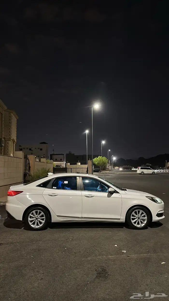 فورد اسكورت لؤلوي. ممشى135الف على السوم قير ومكينه شرط 5