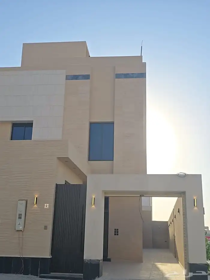 خمس فلل للبيع (دور ارضي  دور اول شقه ) حي البيان 22