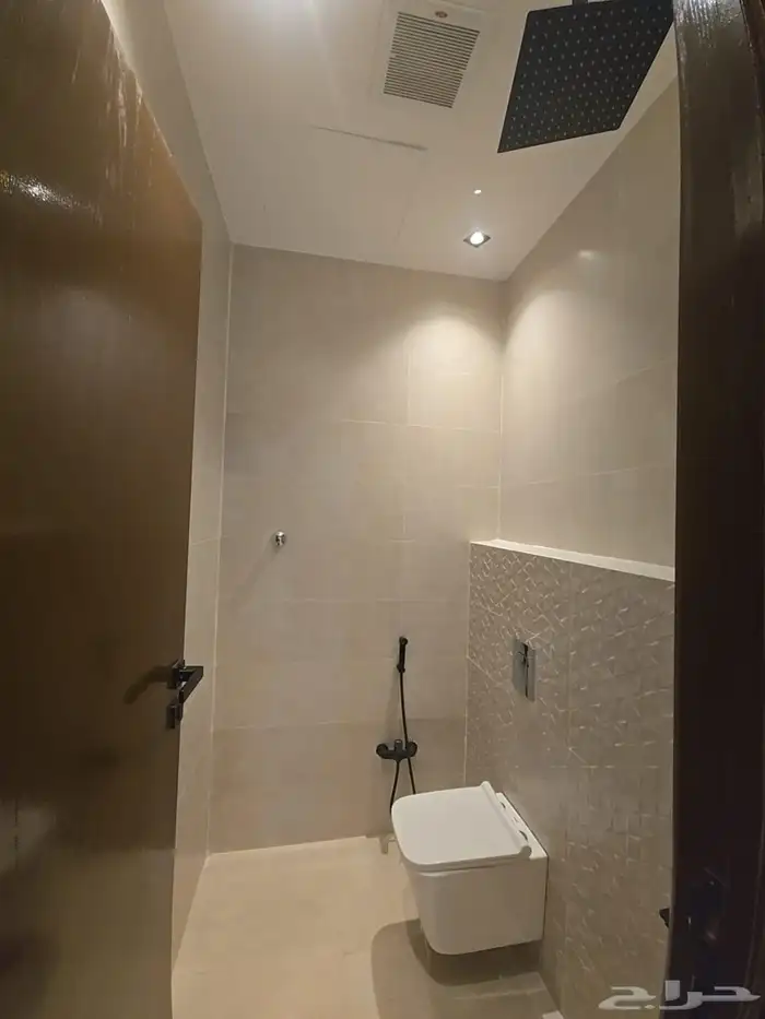 خمس فلل للبيع (دور ارضي  دور اول شقه ) حي البيان 14