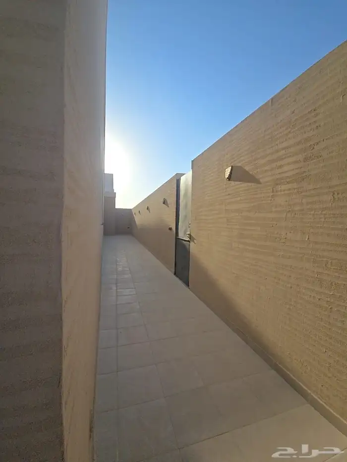 خمس فلل للبيع (دور ارضي  دور اول شقه ) حي البيان 9