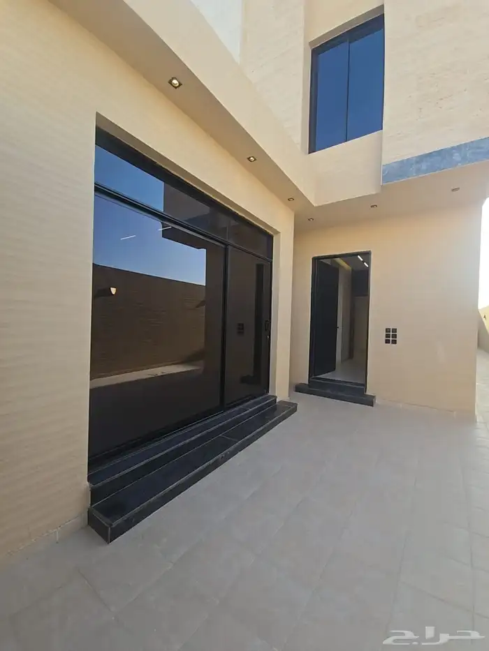 خمس فلل للبيع (دور ارضي  دور اول شقه ) حي البيان 24