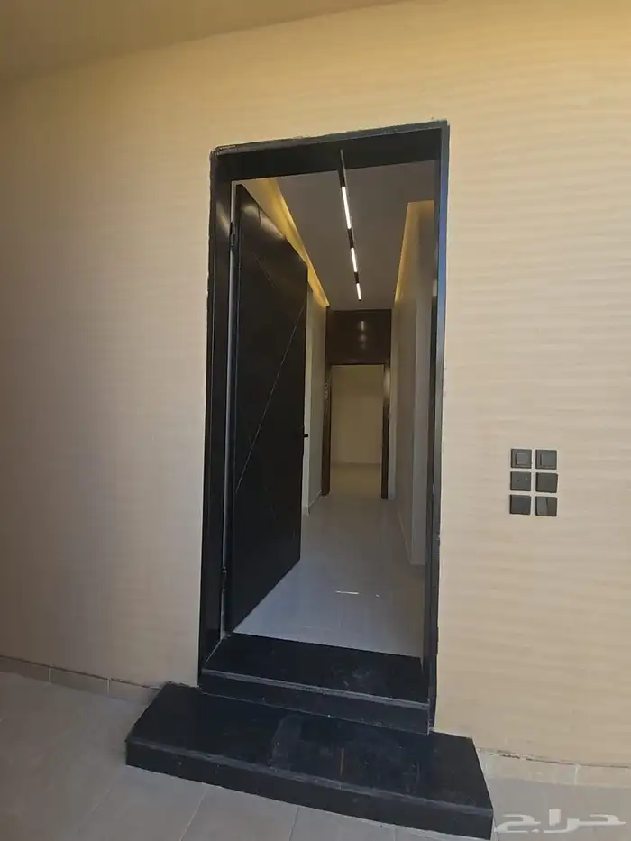 خمس فلل للبيع (دور ارضي  دور اول شقه ) حي البيان 15