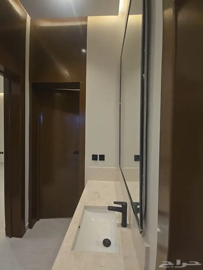 خمس فلل للبيع (دور ارضي  دور اول شقه ) حي البيان 34