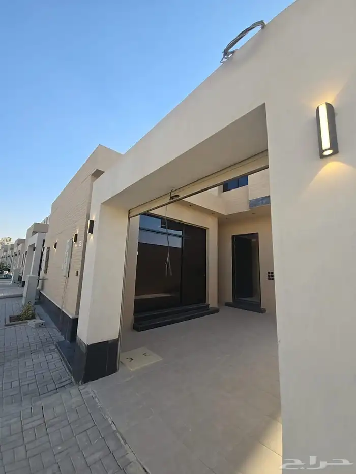 خمس فلل للبيع (دور ارضي  دور اول شقه ) حي البيان 7